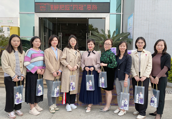 乘巾幗禮儀風(fēng)，做龍獅最美人龍獅瓶蓋工會(huì)開(kāi)展紀(jì)念“三八”國(guó)際勞動(dòng)?jì)D女節(jié)系列活動(dòng)